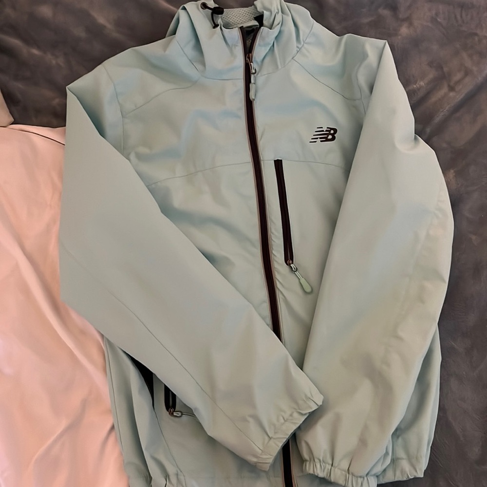 woman’s new balance size small wind jacket